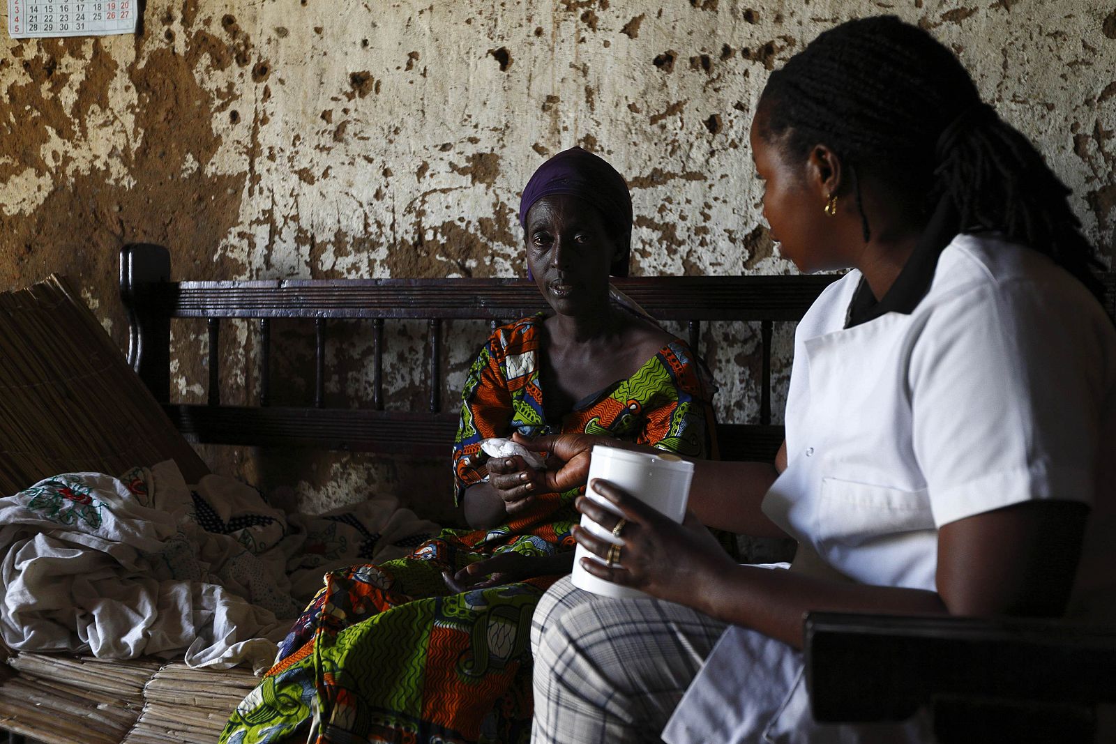 Una enfermera atendía a una paciente que tiene SIDA y malaria en Burundi