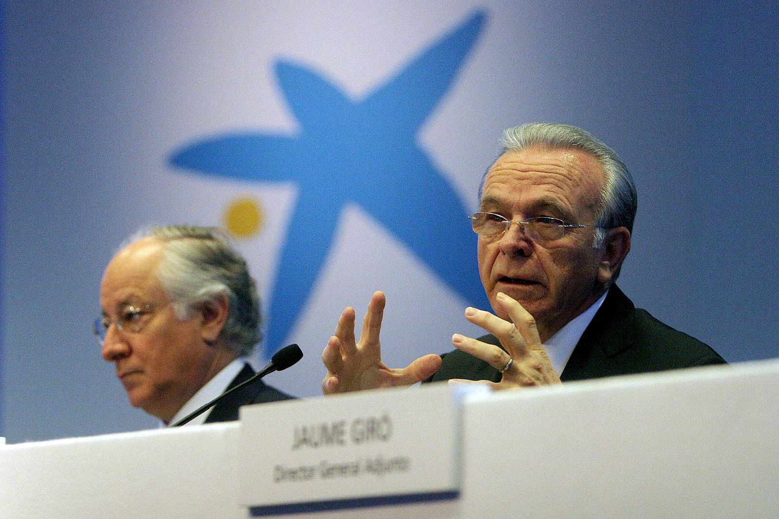 El presidente de CaixaBank, Isidre Fainé, y el consejero delegado, Juan M. Nin, durante la presentación de los resultados del primer trimestre del año