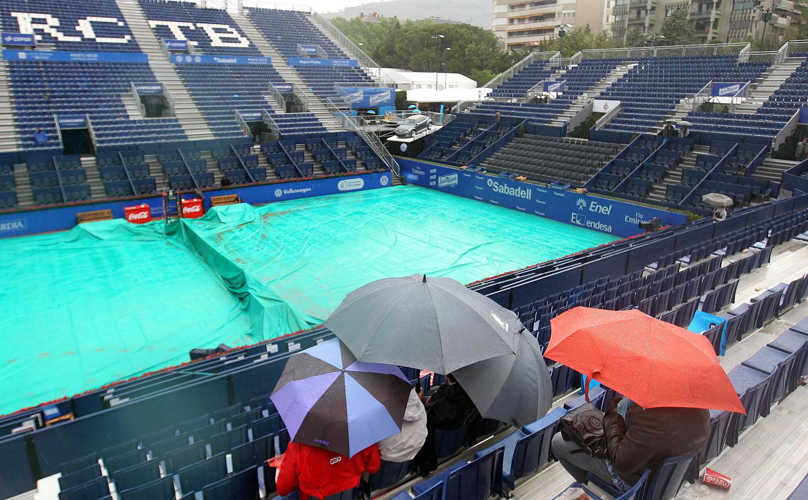 Vista de la pista central del Real Club de Tenis de Barcelona ,cubierta por la lluvia