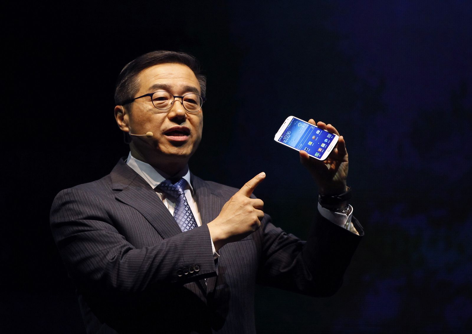 Lee Don-joo, director de ventas y márketing de telefonía móvil de Smasung, en la presentación del nuevo dispositivo