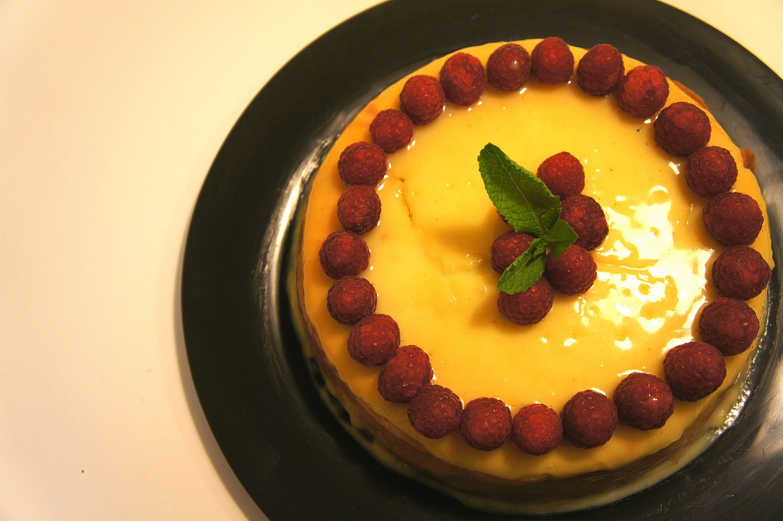 Tarta de queso con cobertura de chocolate blanco y frambuesas