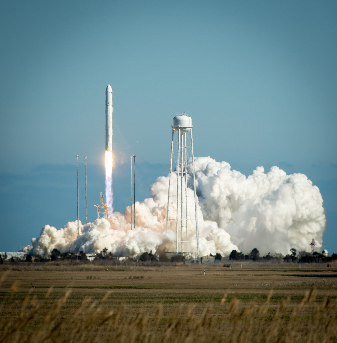 Despegue del Antares con la Cygnus simulada a bordo