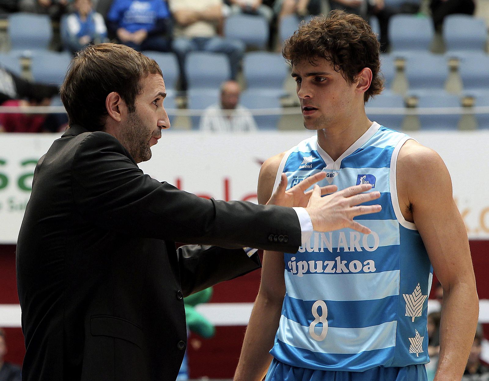 El entrenador del Lagun Aro GBC, Sito Alonso, da instrucciones al base brasileño Raulzinho Neto.