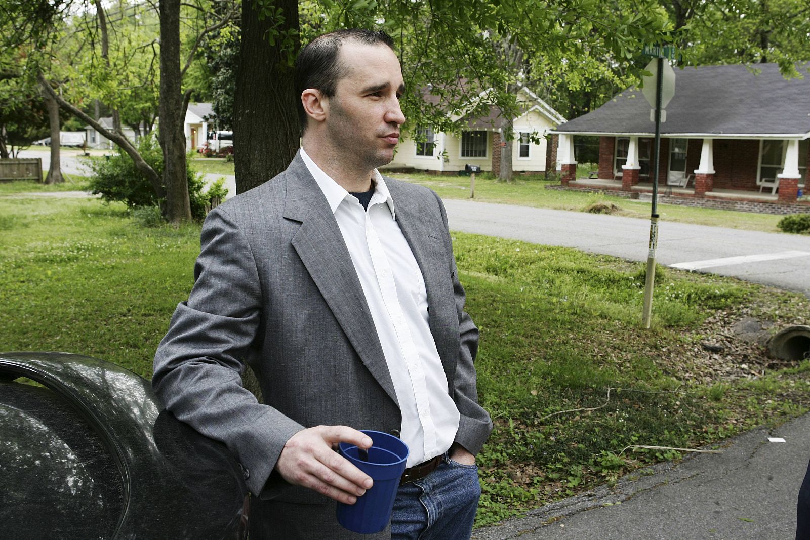 Everett Dutschke espera mientras los federales investigan su domicilio en Tupelo, Mississipi