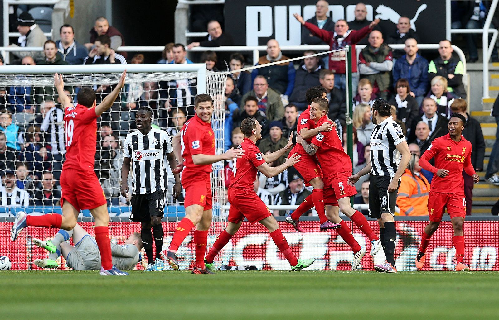 Los jugadores del Liverpool celebran uno de los seis goles frente al Newcastle