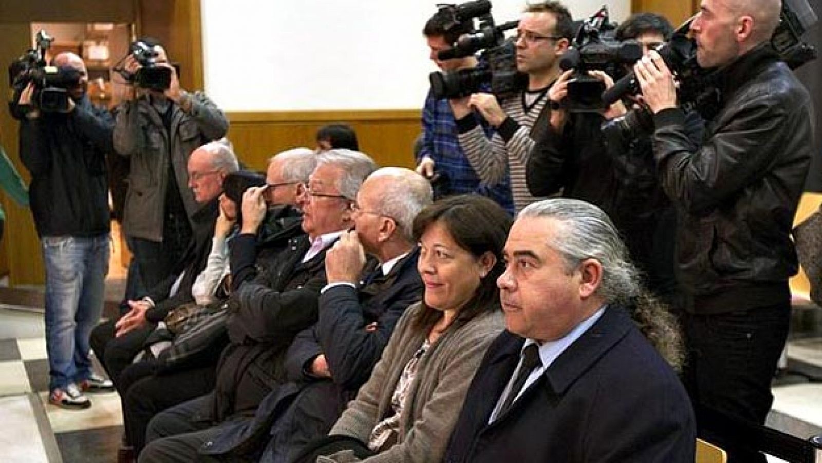 Fidel Pallerols (dcha) junto al resto de acusados en la Audiencia de Barcelona, en una foto de archivo.