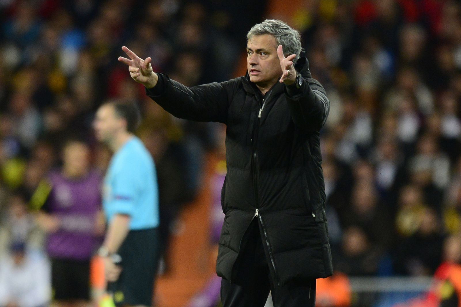 Mourinho, dando instrucciones a sus jugadores en el Real Madrid - Borussia Dortmund