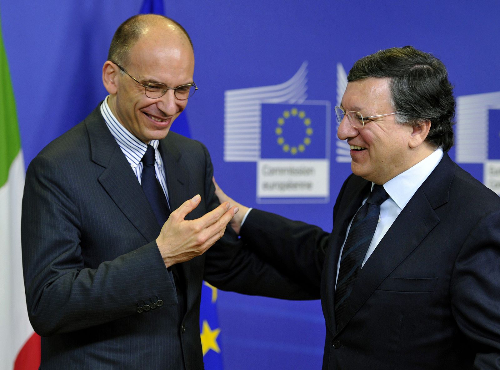 Barroso (derecha) recibe a Enrico Letta en Bruselas.