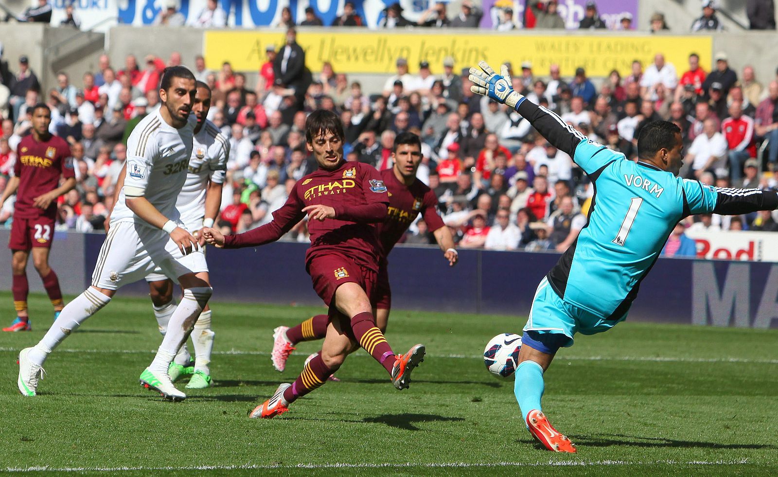 David Silva dispara a portería en el encuentro entre el Manchester City y el Swansea
