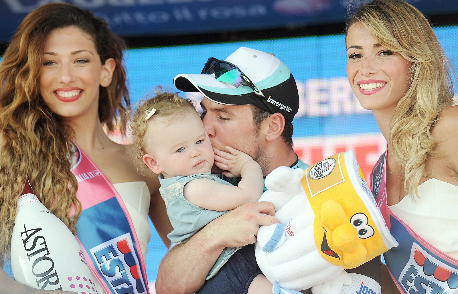 El británico Mark Cavendish besa a su hija en el podio del Giro de Italia