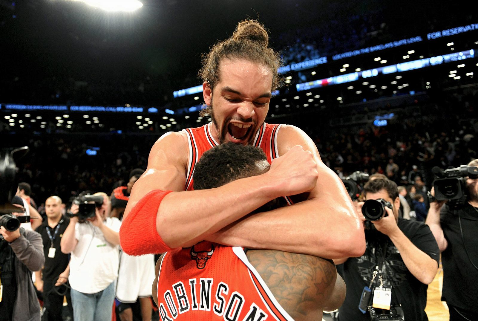 Joakim Noah y Nate Robinson celebran la victoria de los Chicago Bulls