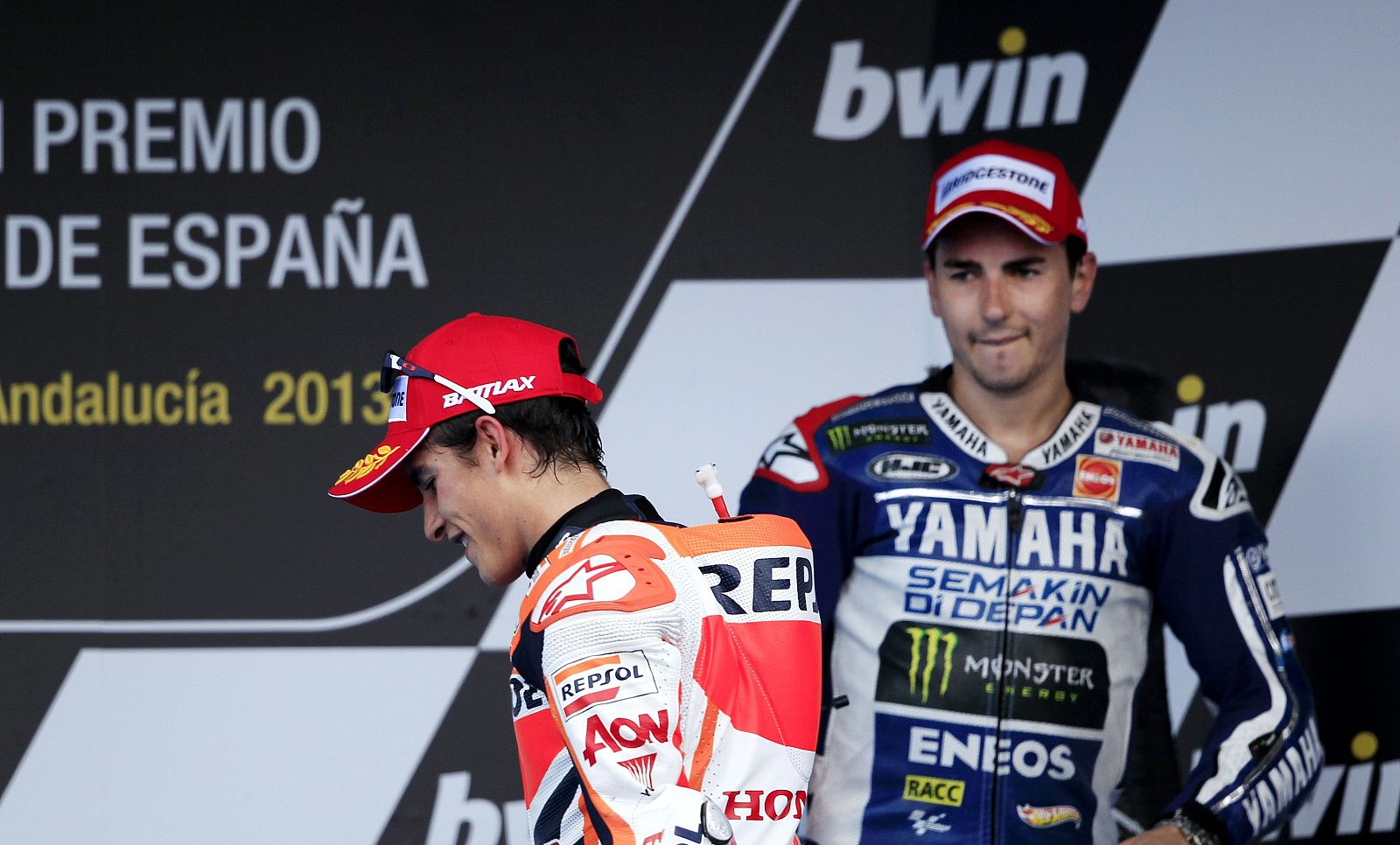 Jorge Lorenzo mira a Marc Márquez en el podio del GP de España