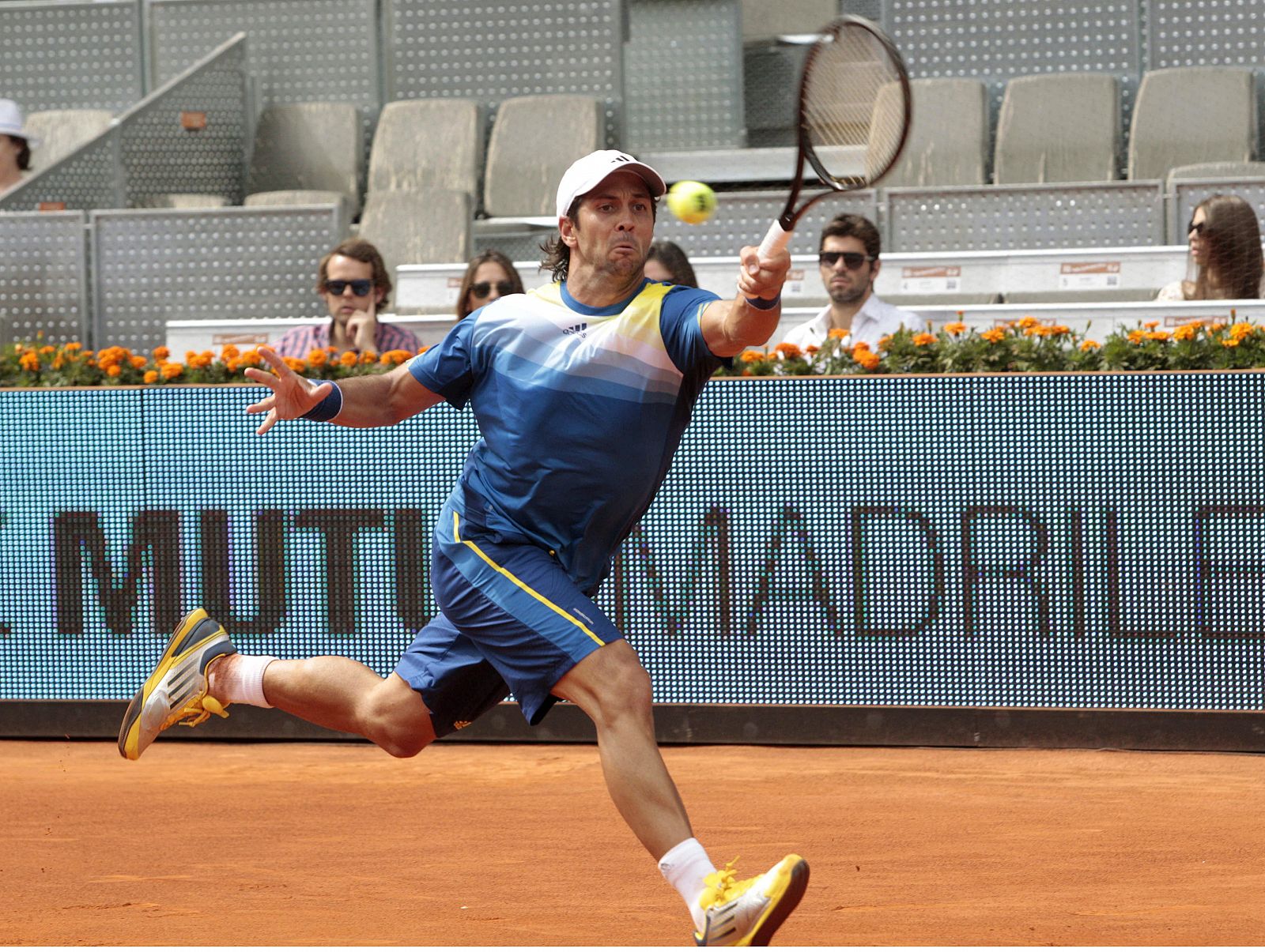 El español Fernando Verdasco golpea la bola durante el partido de la primera ronda del Abierto de Madrid