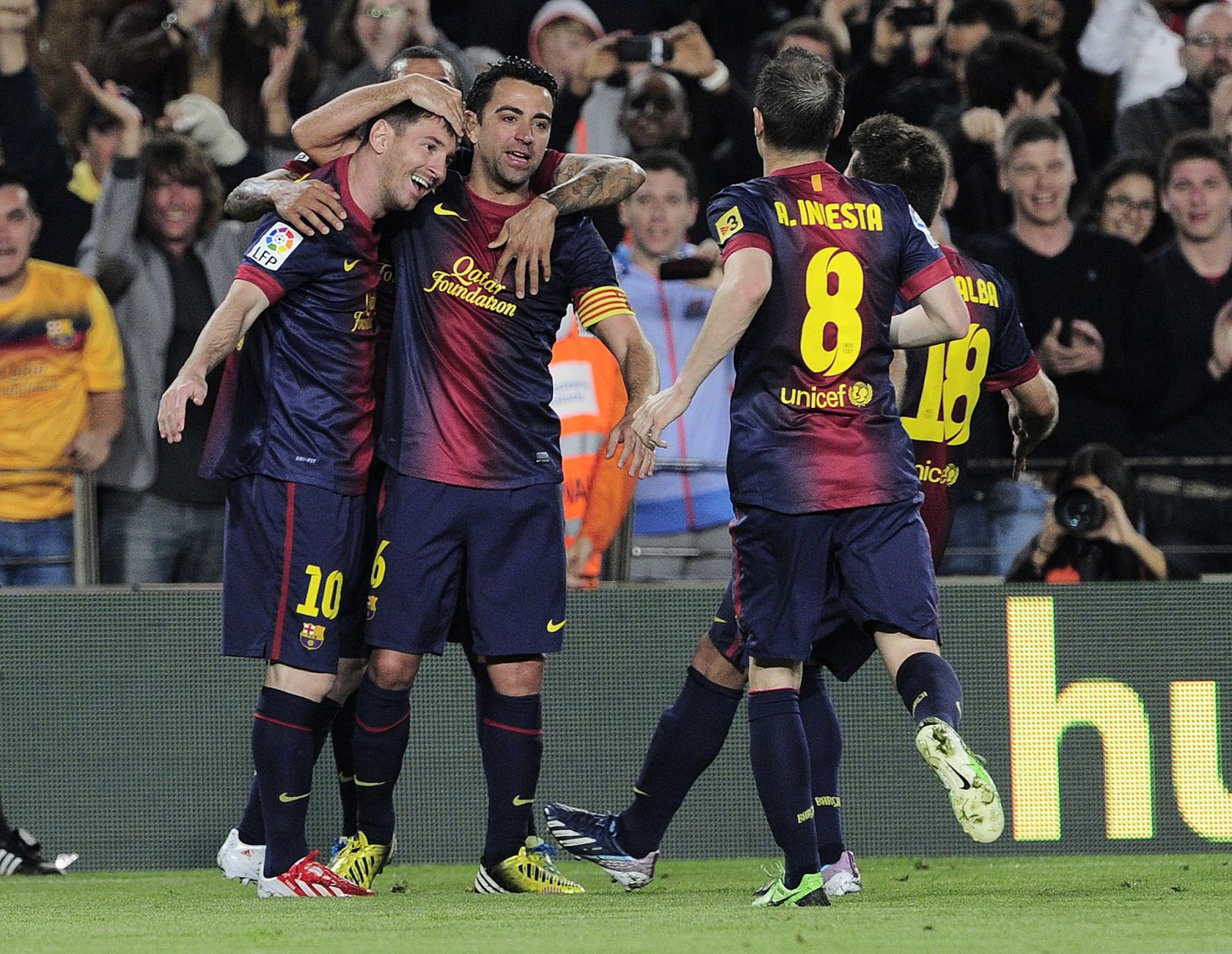 Los jugadores del Barcelona celebran el primero de los goles de Messi contra el Betis