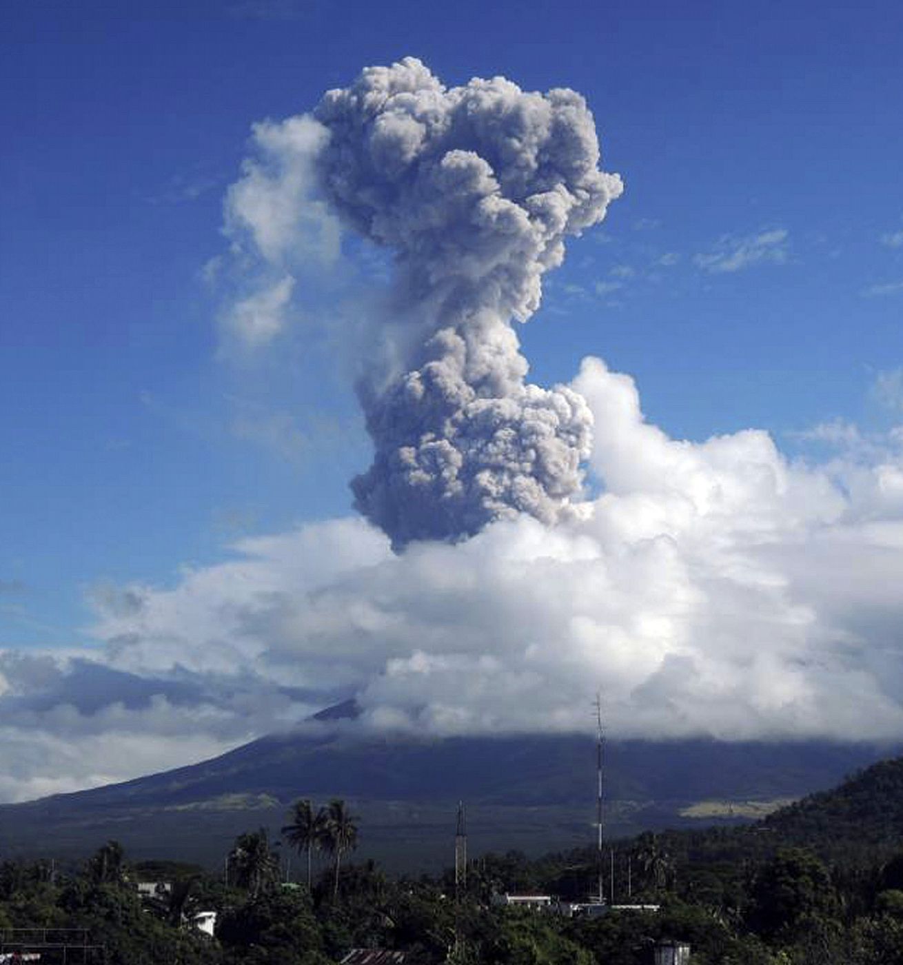 Columna de ceniza y humo por la explosión del volcán Mayón en la ciudad de Legazpi, en Filipinas