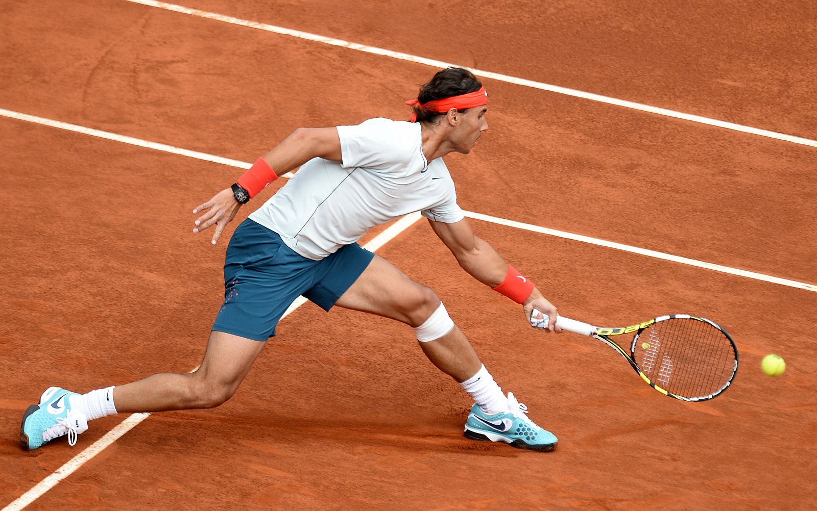 Nadal se estira para alcanzar una pelota en su partido contra Paire