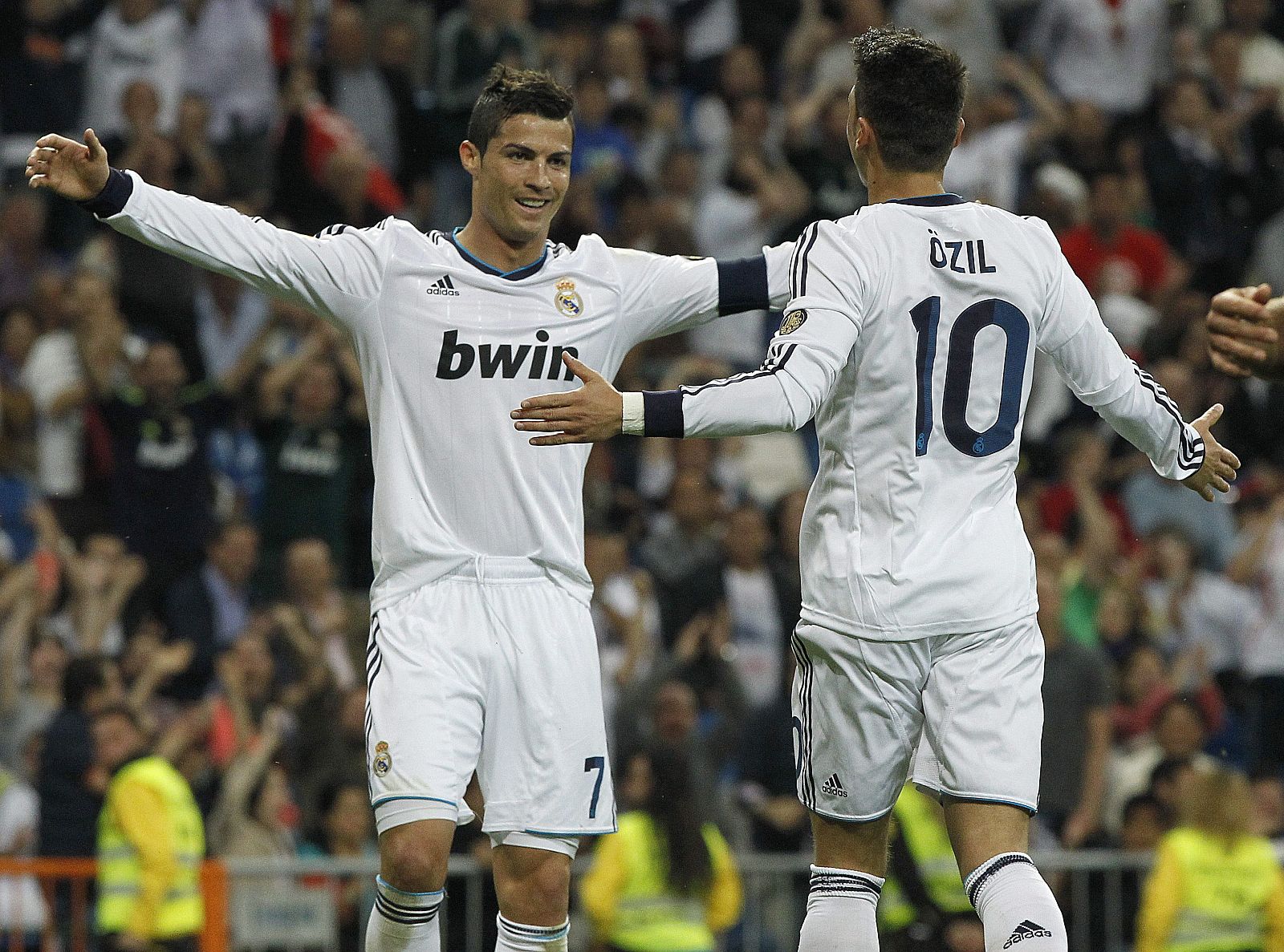 Mesut Özil celebra su tanto con Cristiano Ronaldo