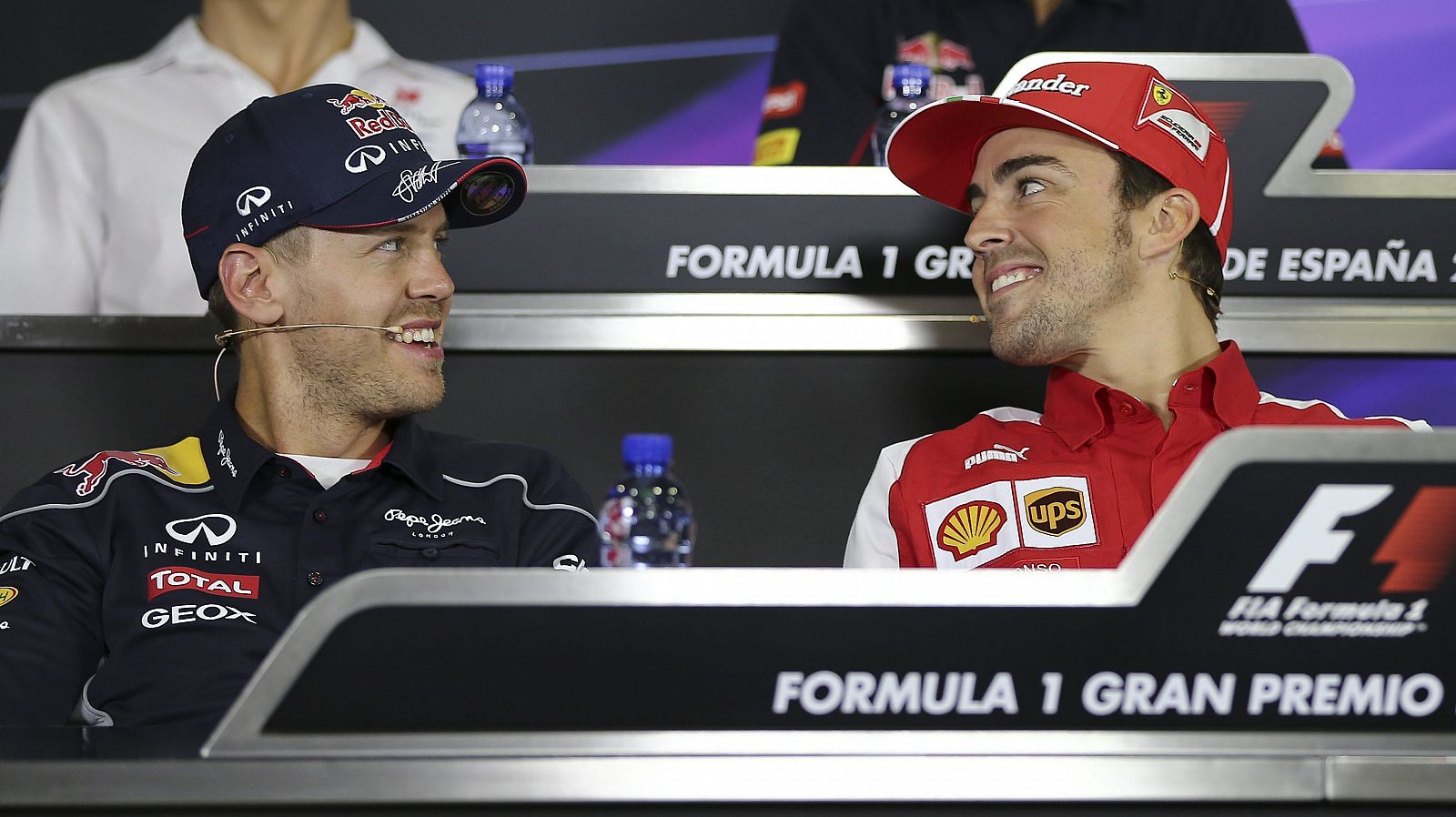 l piloto español de Fórmula 1 Fernando Alonso (d), de Ferrari, y el alemán Sebastian Vettel (i), de Red Bull Racing