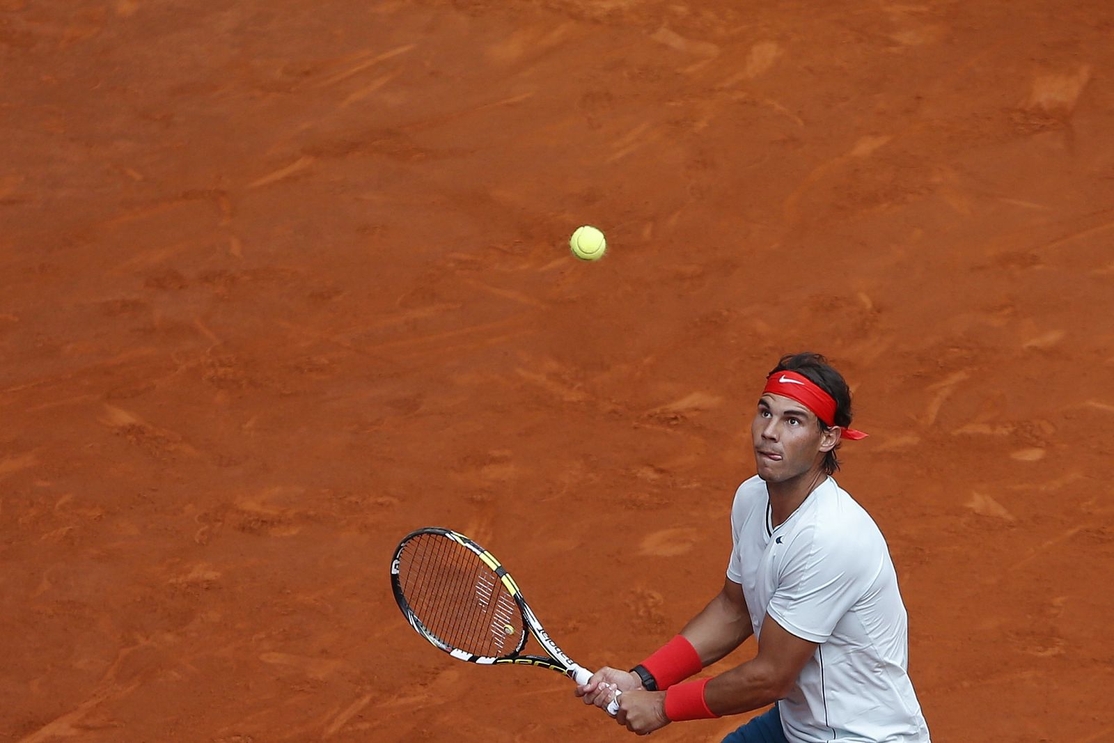 Rafa Nadal ataca la pelota durante su partido en la Caja Mágica de Madrid.