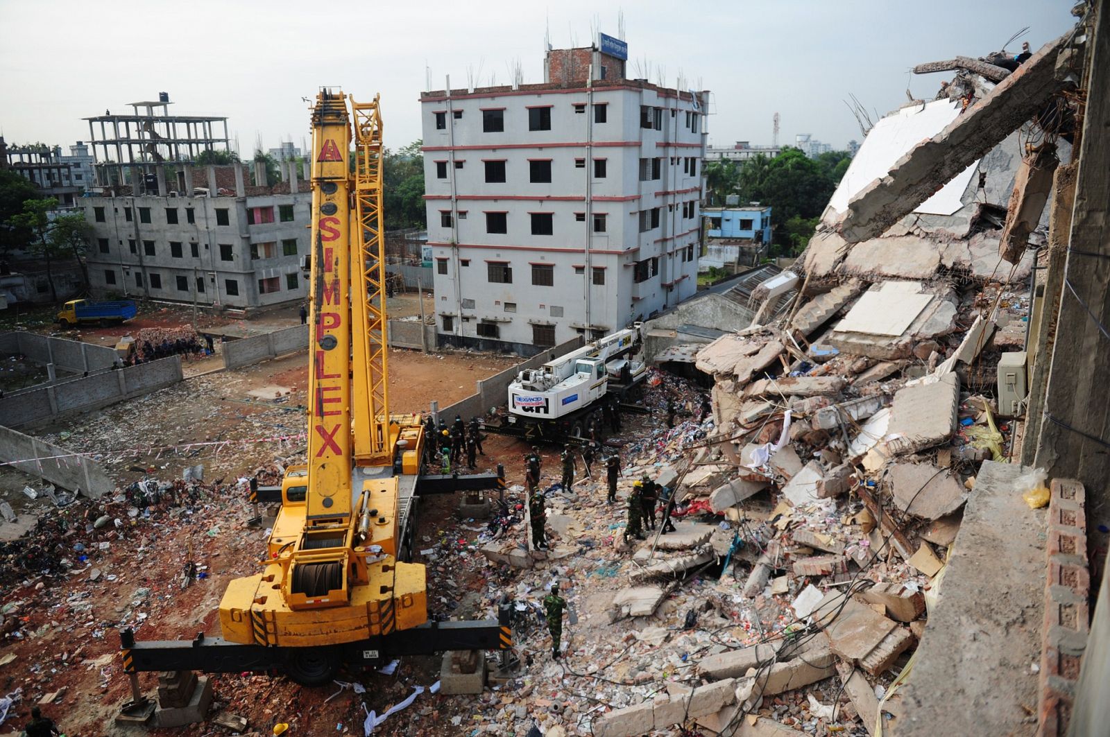 Una grúa trabaja entre los escombros del Rana Plaza, el 28 de abril