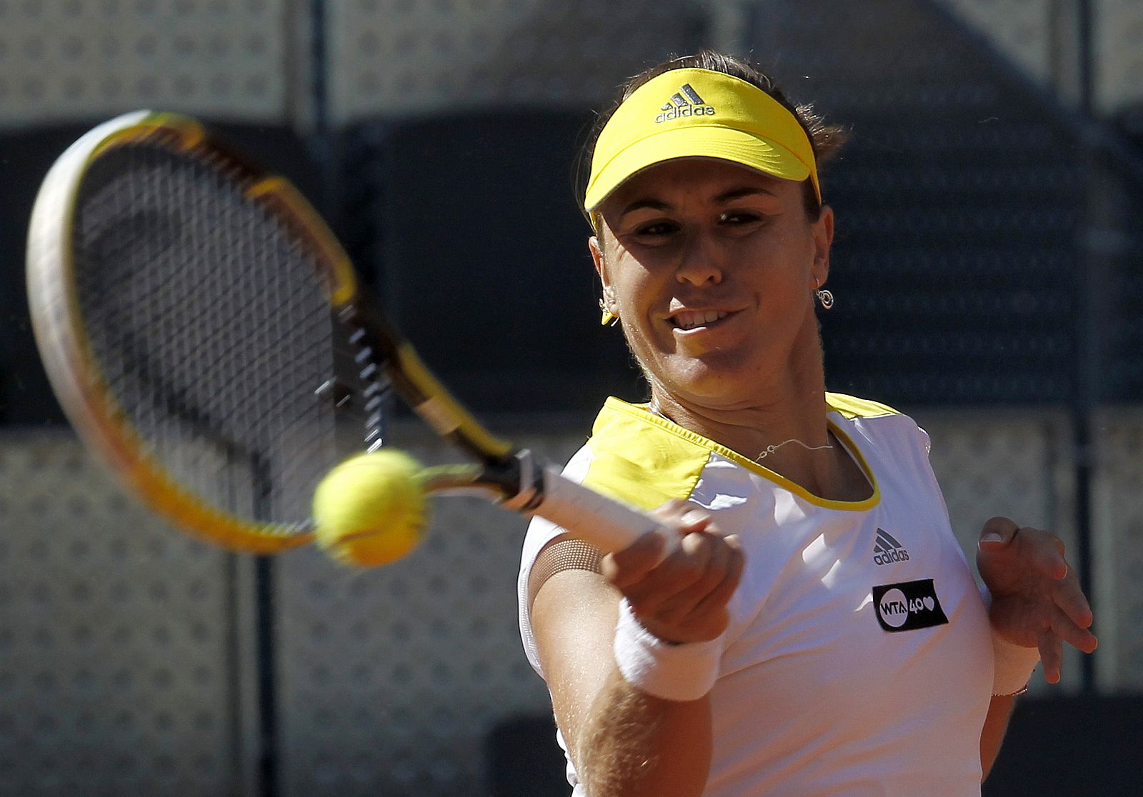 La española Anabel Medina, invitada de la organización, jugando en el Abierto de Madrid de tenis