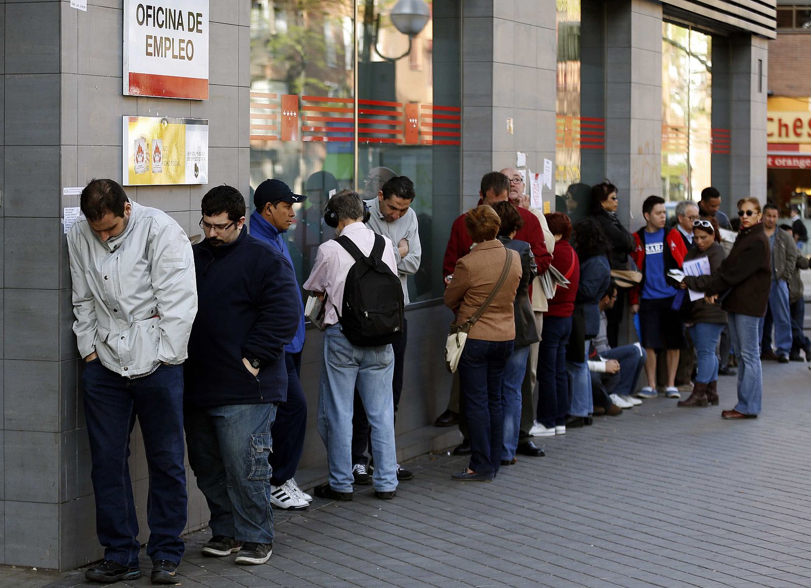 Cola de personas que esperaba  para entrar en una oficina pública de empleo en Madrid
