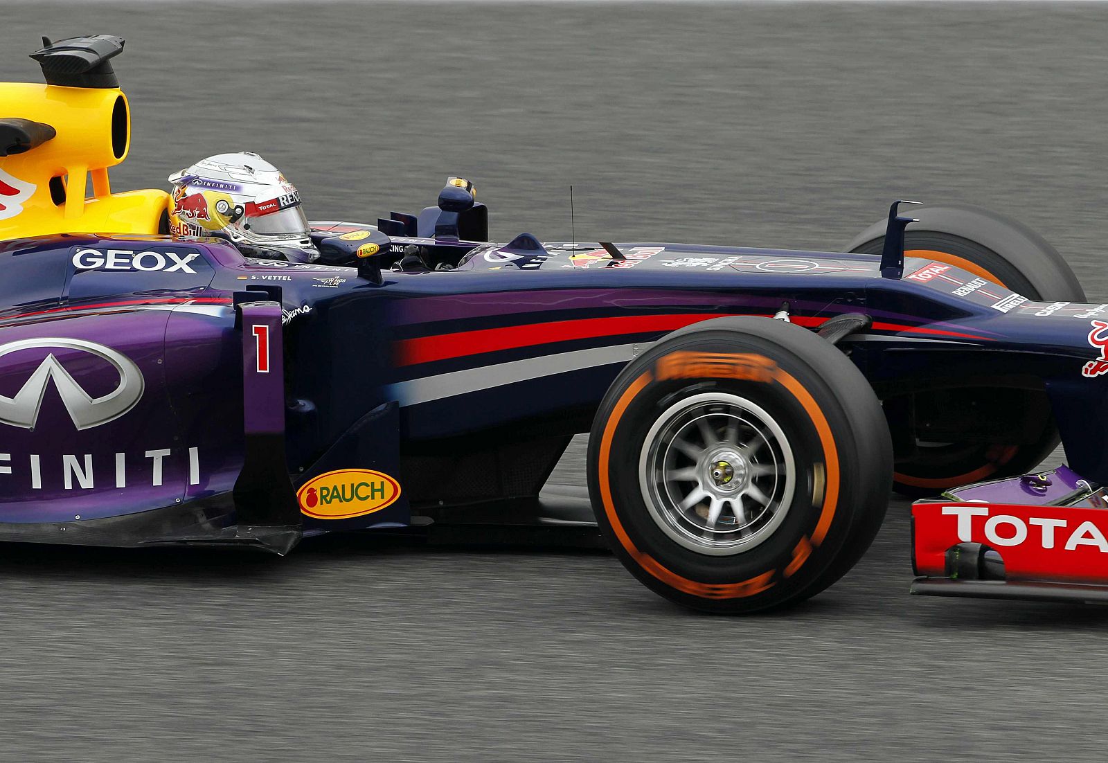 El piloto alemán de Red Bull, Sebastian Vettel, durante la tanda de entrenamientos libres