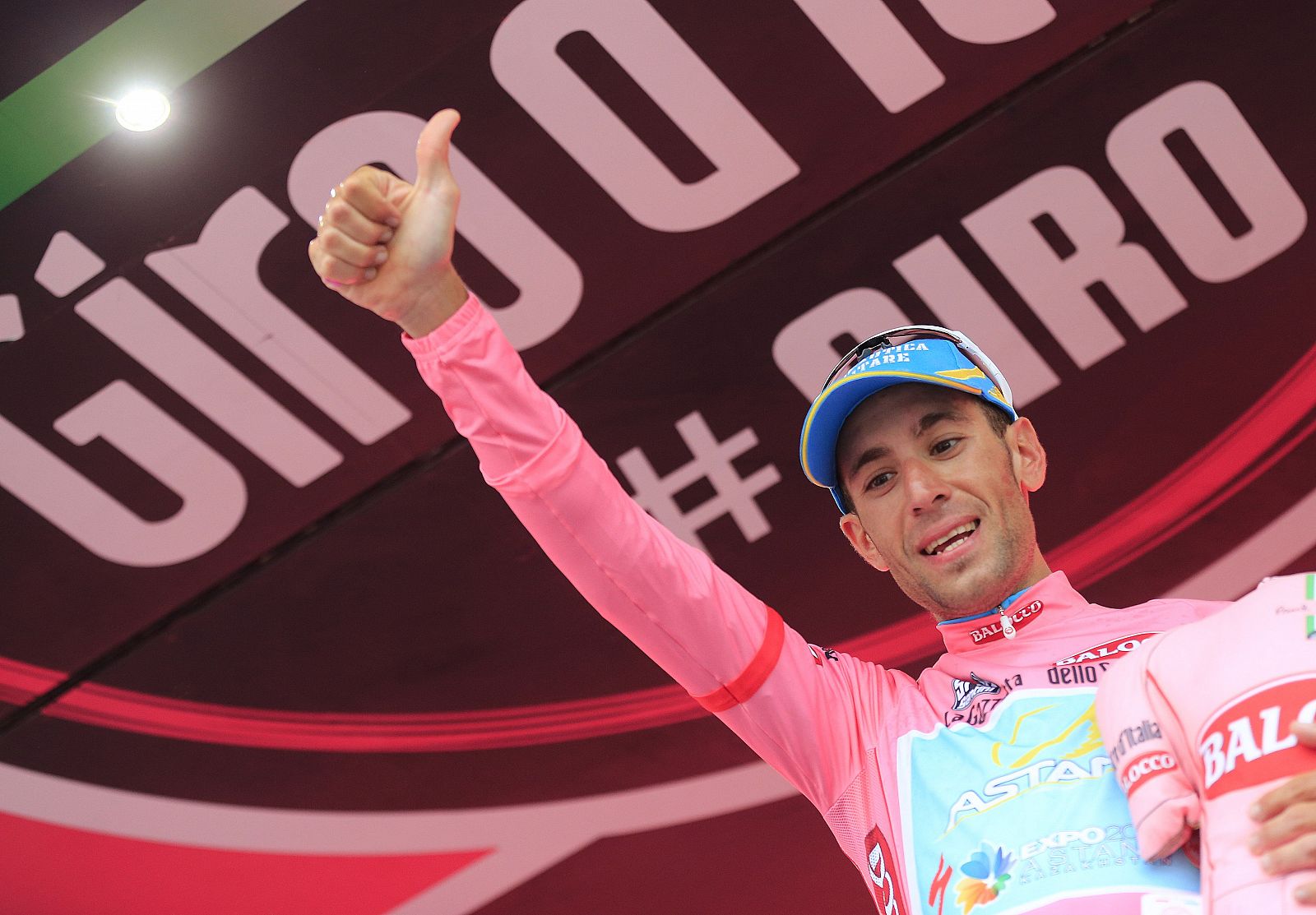 Vincenzo Nibali celebra en el podio la conquista de la maglia rosa.