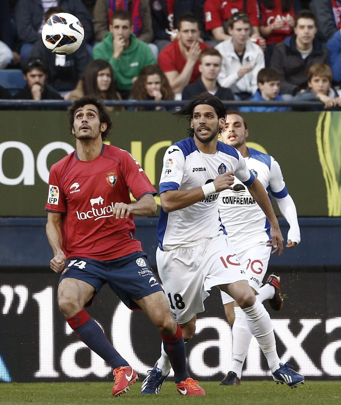 El jugador de Osasuna Arribas trata de controlar el balón ante Lafita, del Getafe.