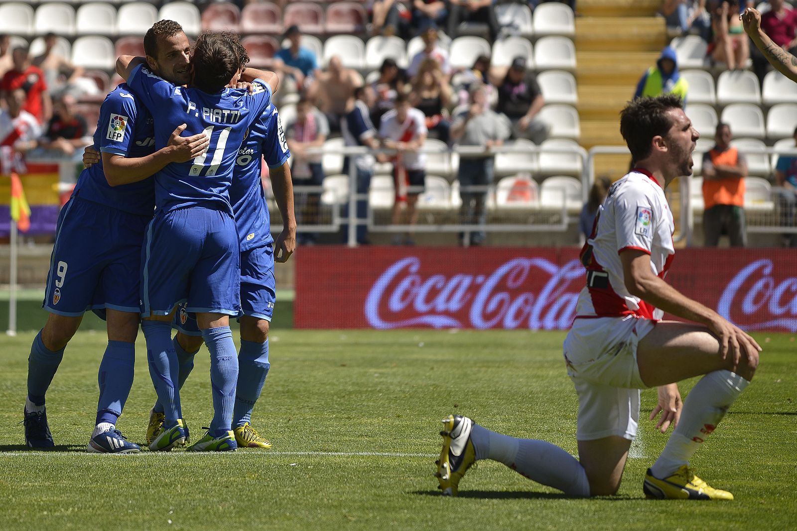Los jugadores del Valencia celebran el segundo gol de Soldado.