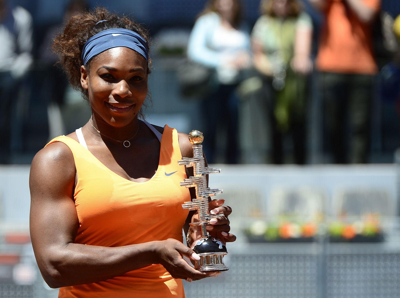 Serena Williams recibe el trofeo madrileño tras ganar el torneo.
