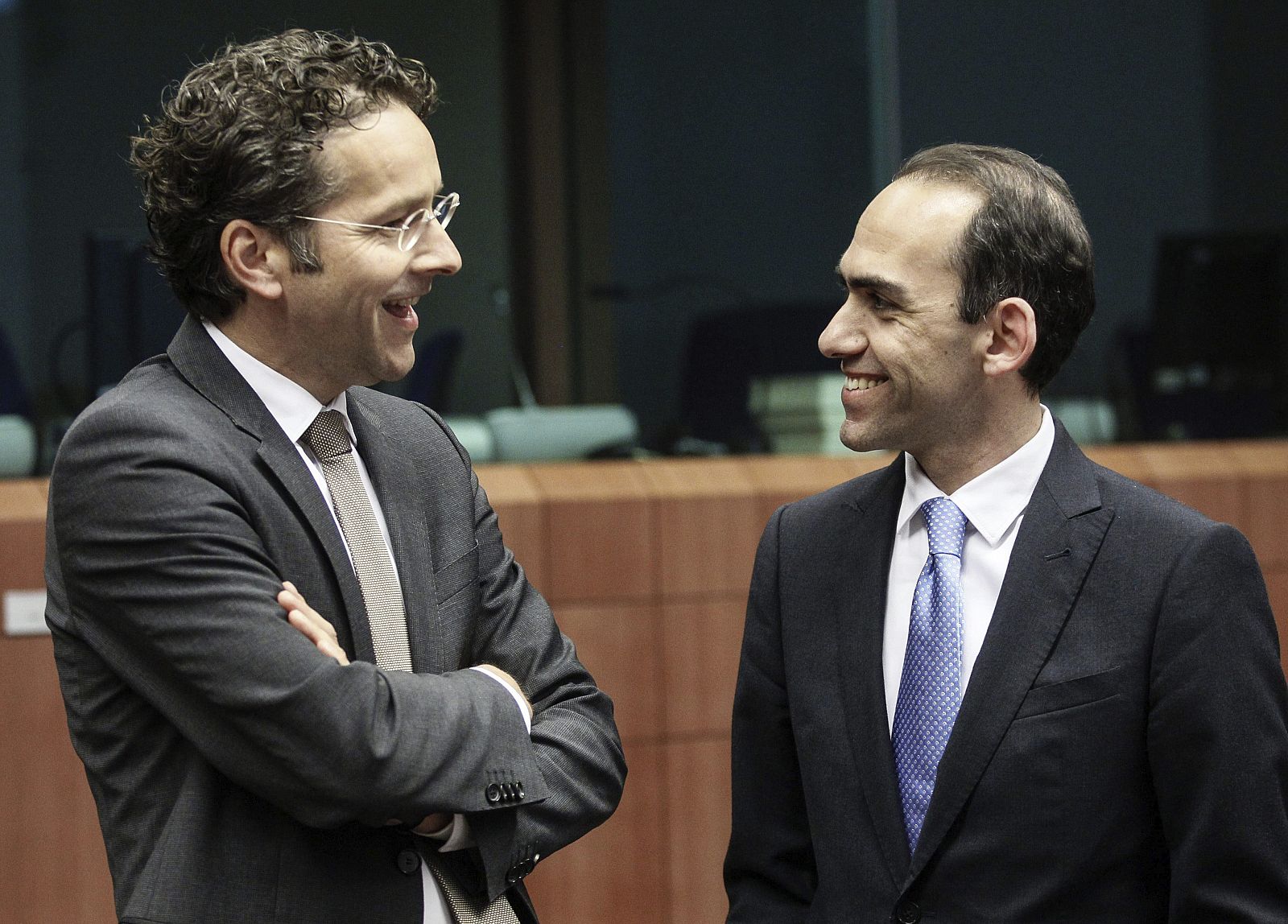 El presidente del Eurogrupo y ministro holandés de Finanzas, Jeroen Dijsselbloem, conversa con el ministro chipriota de Finanzas, Haris Georgiades
