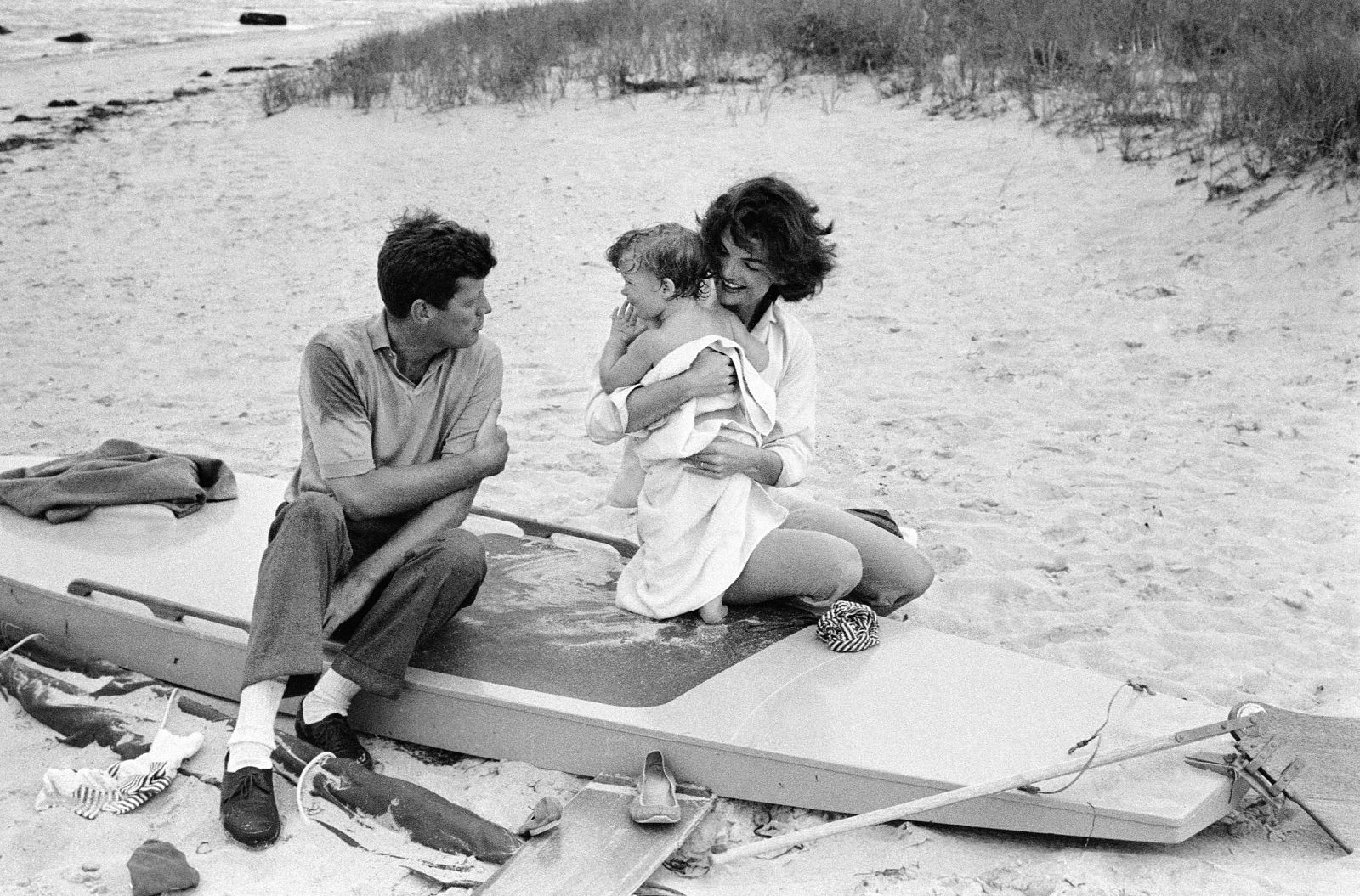 MARK SHAW: Caroline Kennedy, John F. Kennedy y Jacqueline Kennedy en Hyannis Port, 1959.