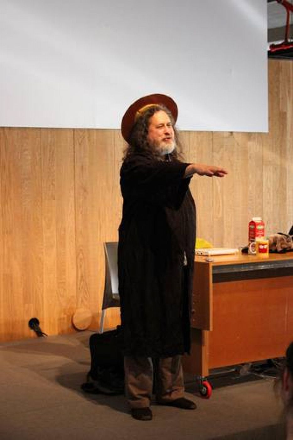 Richard Stallman, ataviado de su personaje Saint IGNUcius.