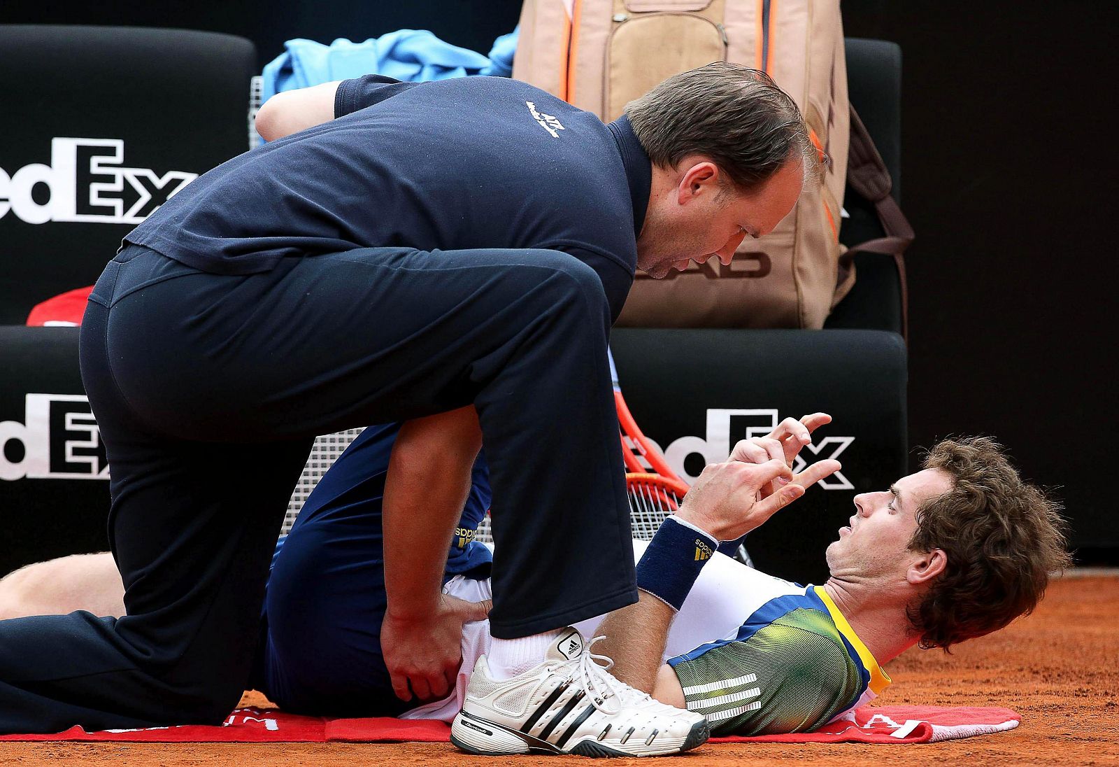El tenista británico Andy Murray recibe tratamiento de su fisioterapeuta