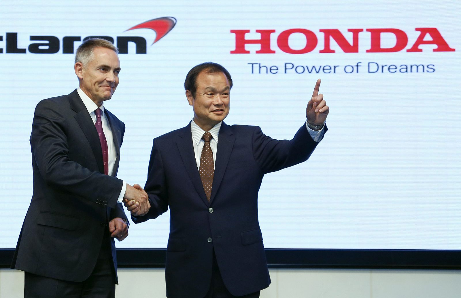 El presidente y director general de Honda Motor Co., Takanobu Ito (dcha), estrecha la mano al director de McLaren, el británico Martin Whitmarsh