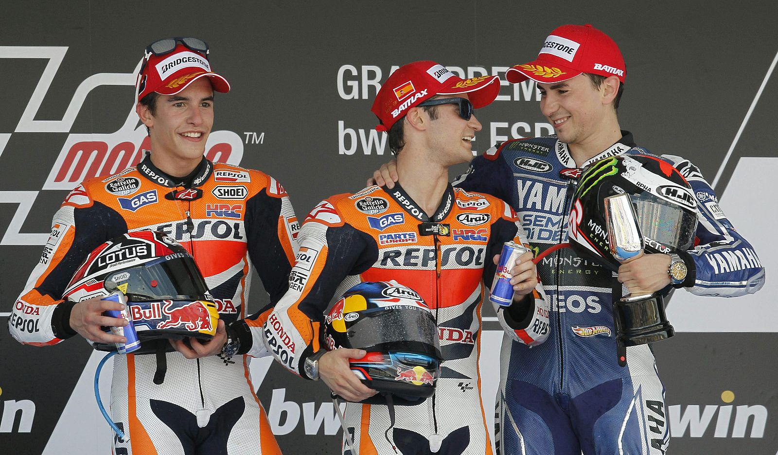 Dani Pedrosa (c) junto a Marc Márquez (i) y Jorge Lorenzo, pilotos de MotoGP, en el podio del circuito de Jerez