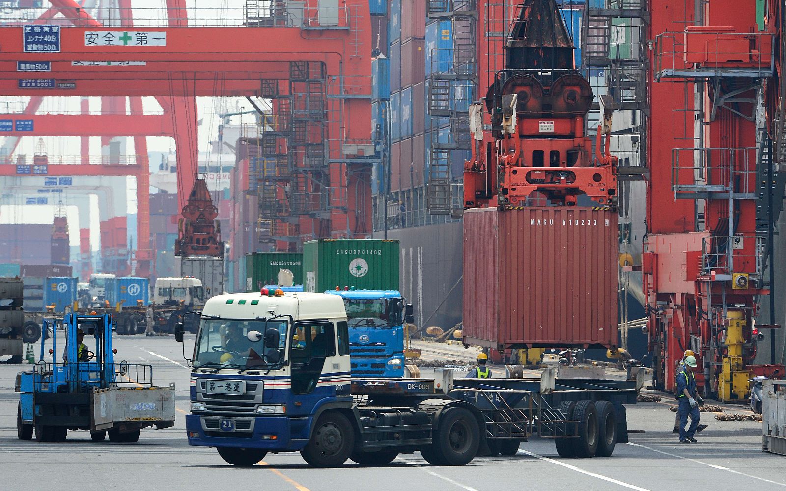 Trabajadores cargan contenedores en el puerto de Tokio