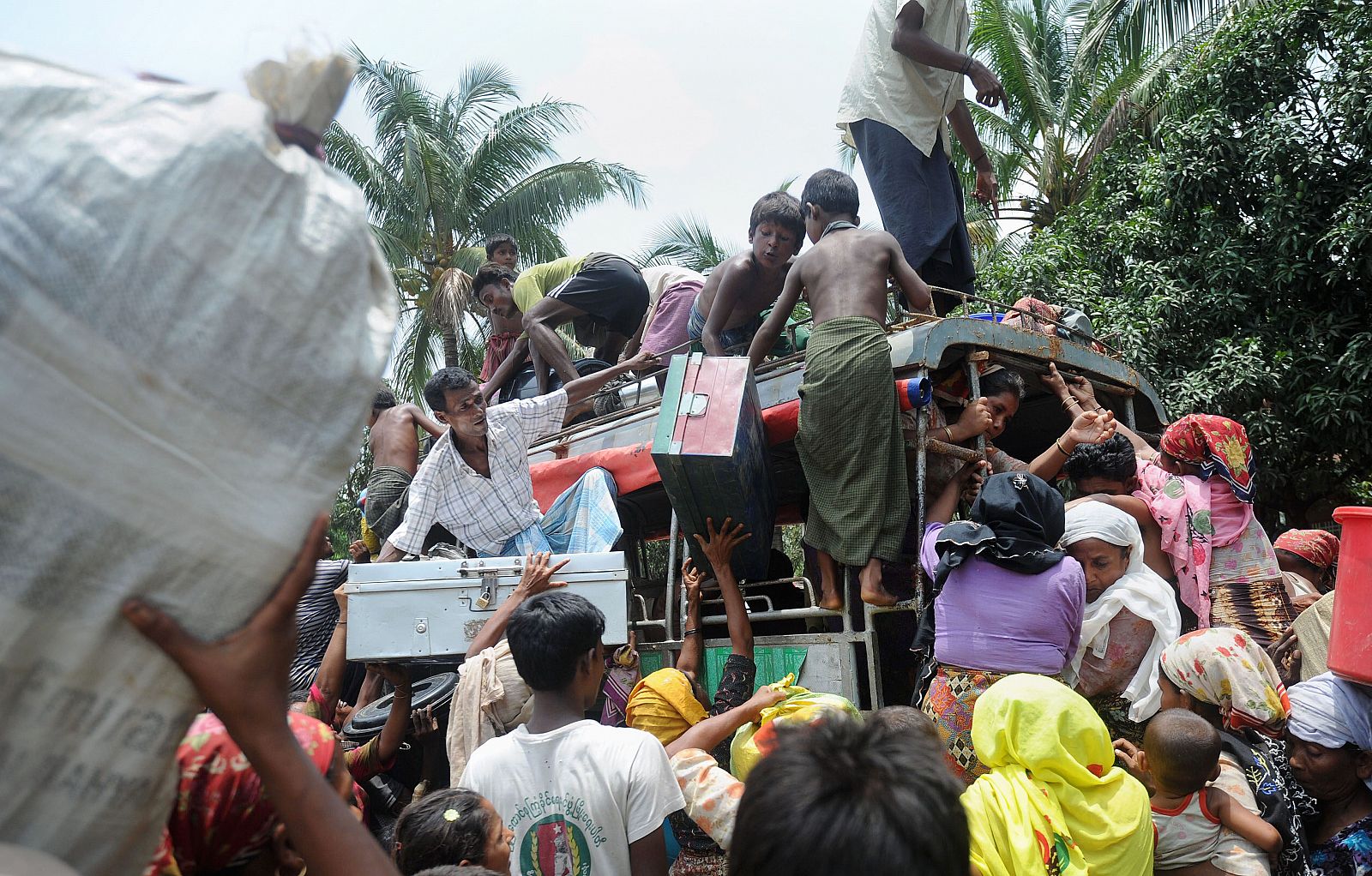 Refugiados rohingya vuelven a su campamento tras sobrevivir al ciclón Mahasen