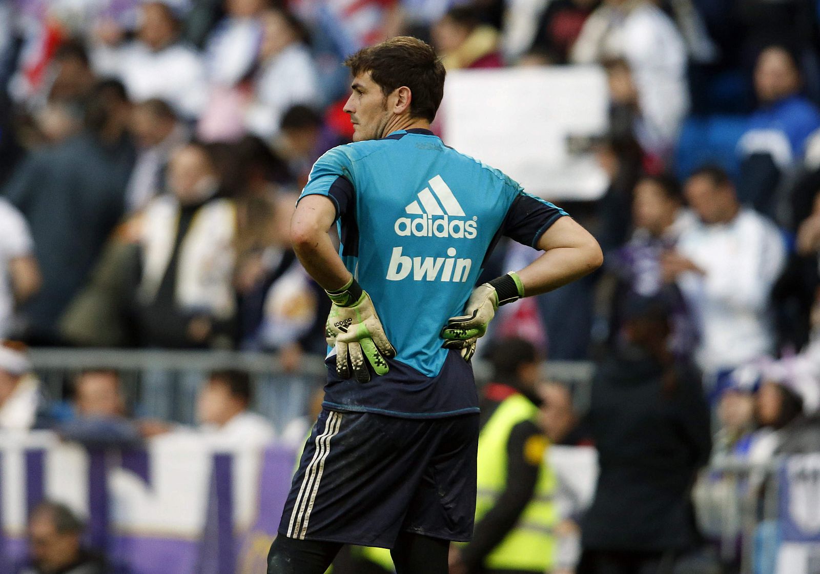 Iker Casillas, suplente en el partido, calienta en los minutos previos a la final de Copa