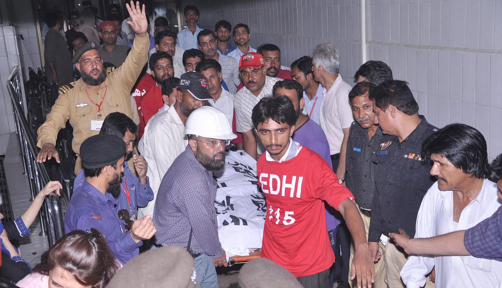 Personal de emergencia traslada el cuerpo de Zahra Shahid, dirigente del partido paquistaní PTI, asesinada en Karachi