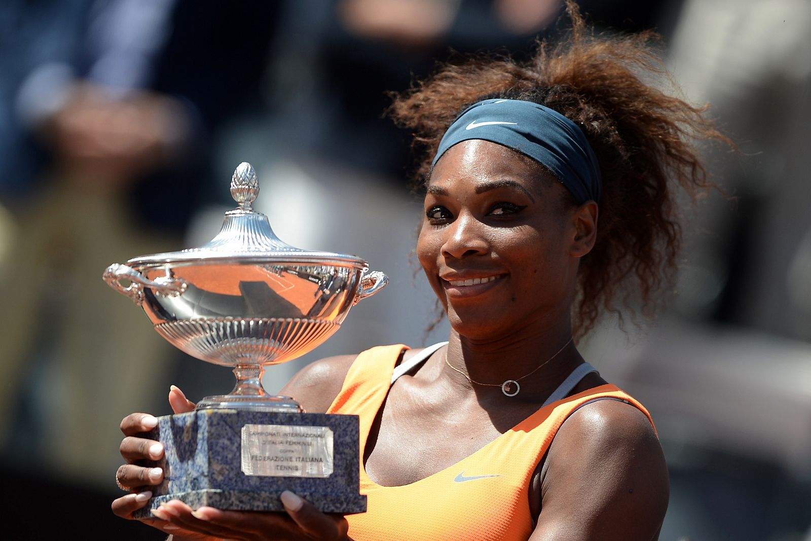 Serena Williams levanta el trofeo italiano en el Foro Itálico de Roma.