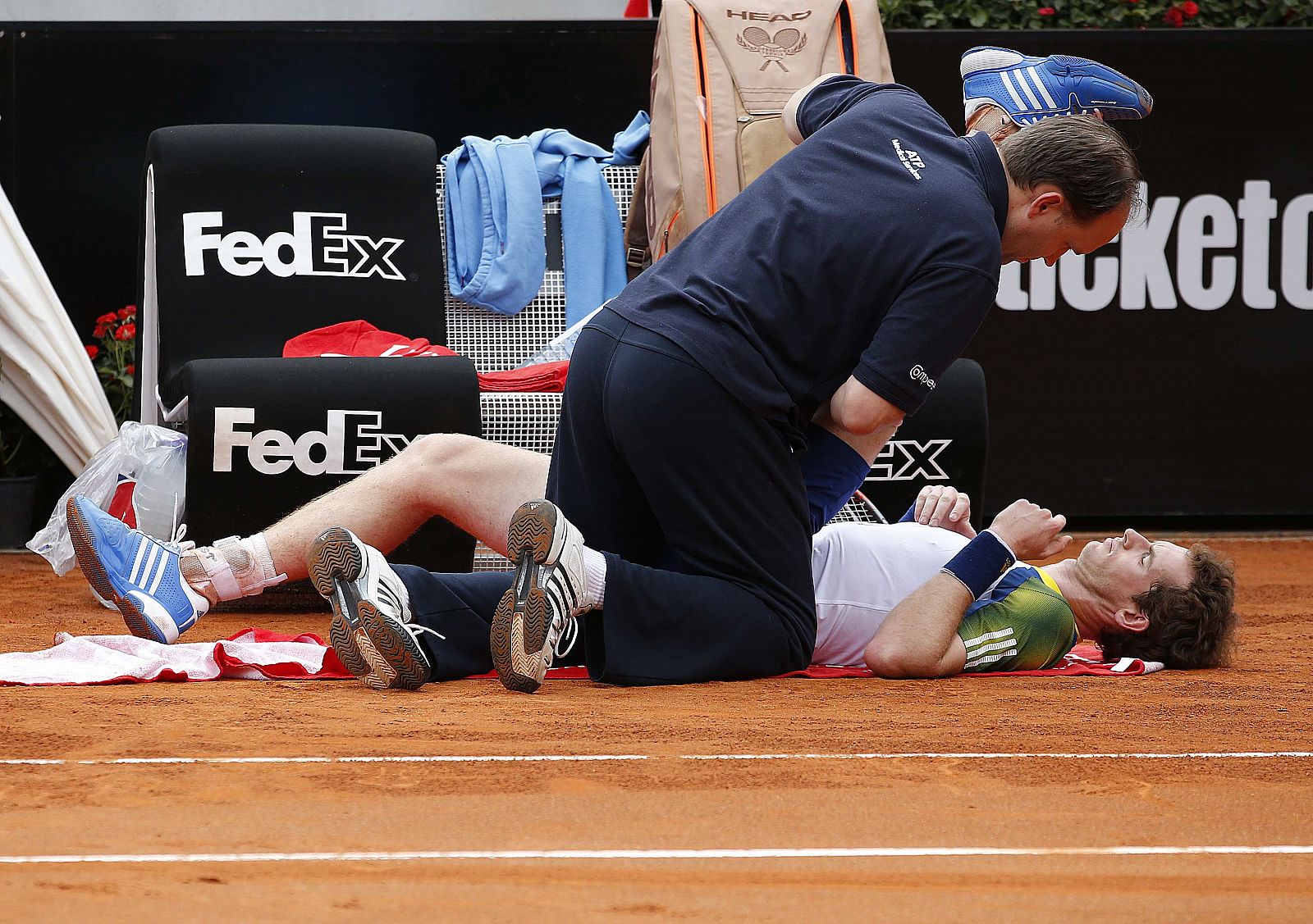 Murray, siendo atendido por el médico por sus problemas de espalda en el Masters 1000 de Roma frente a Marcel Granollers