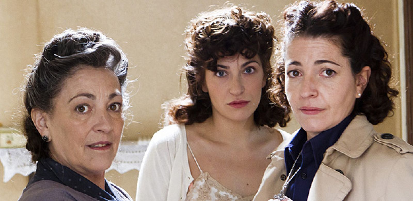 Carmen Maura, Marina Gatell y Nora Navas en una escena de 'Carta a Eva'