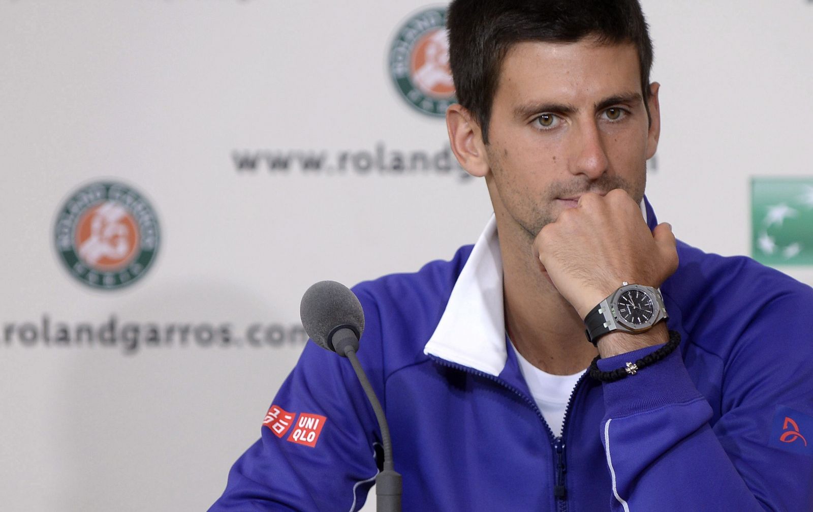 El tenista serbio Novak Djokovic asiste a la rueda de prensa celebrada un día antes de que dé comienzo Roland Garros
