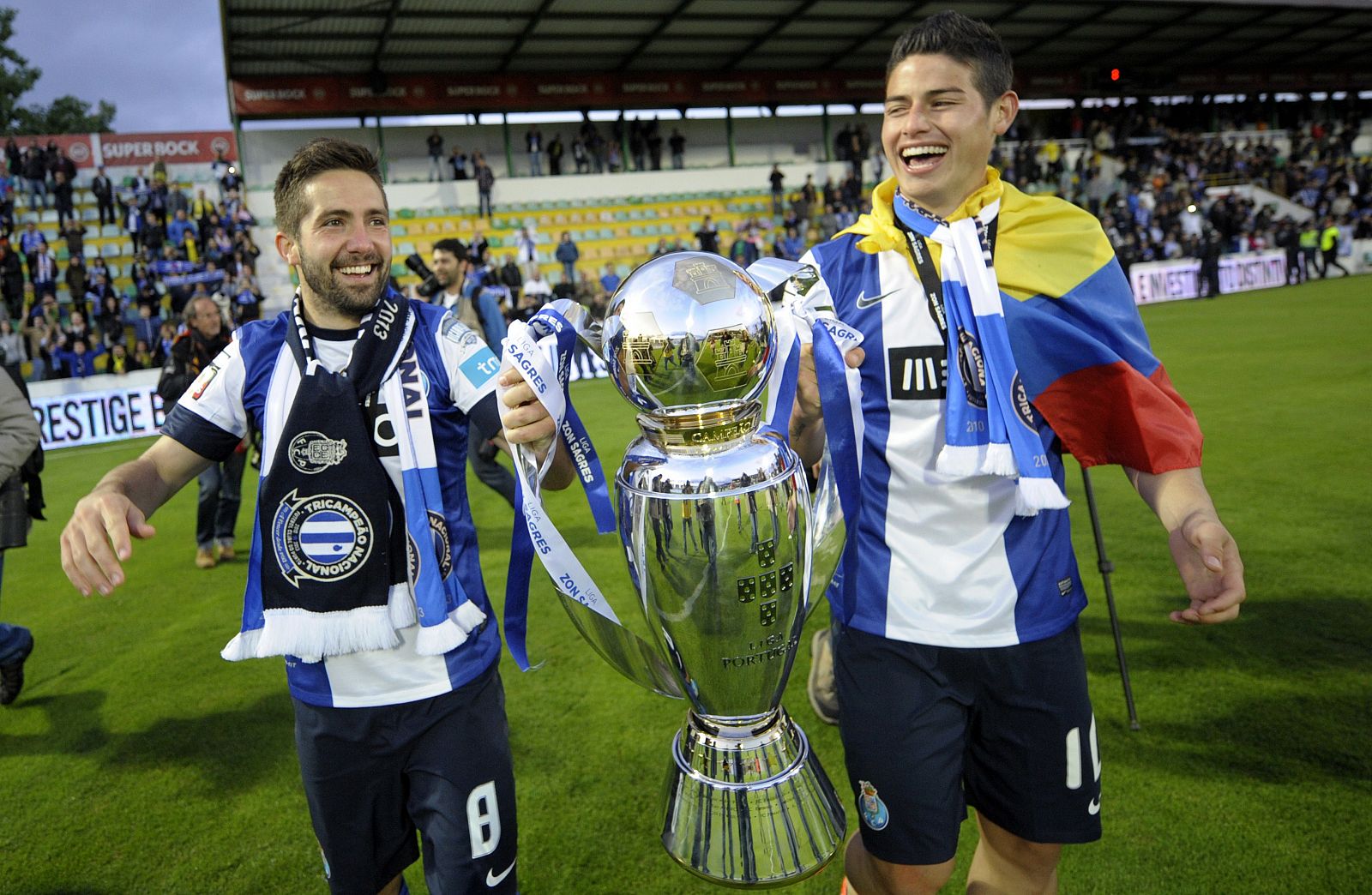 Moutinho y James, con el trofeo de campeón de la Liga portuguesa del Oporto