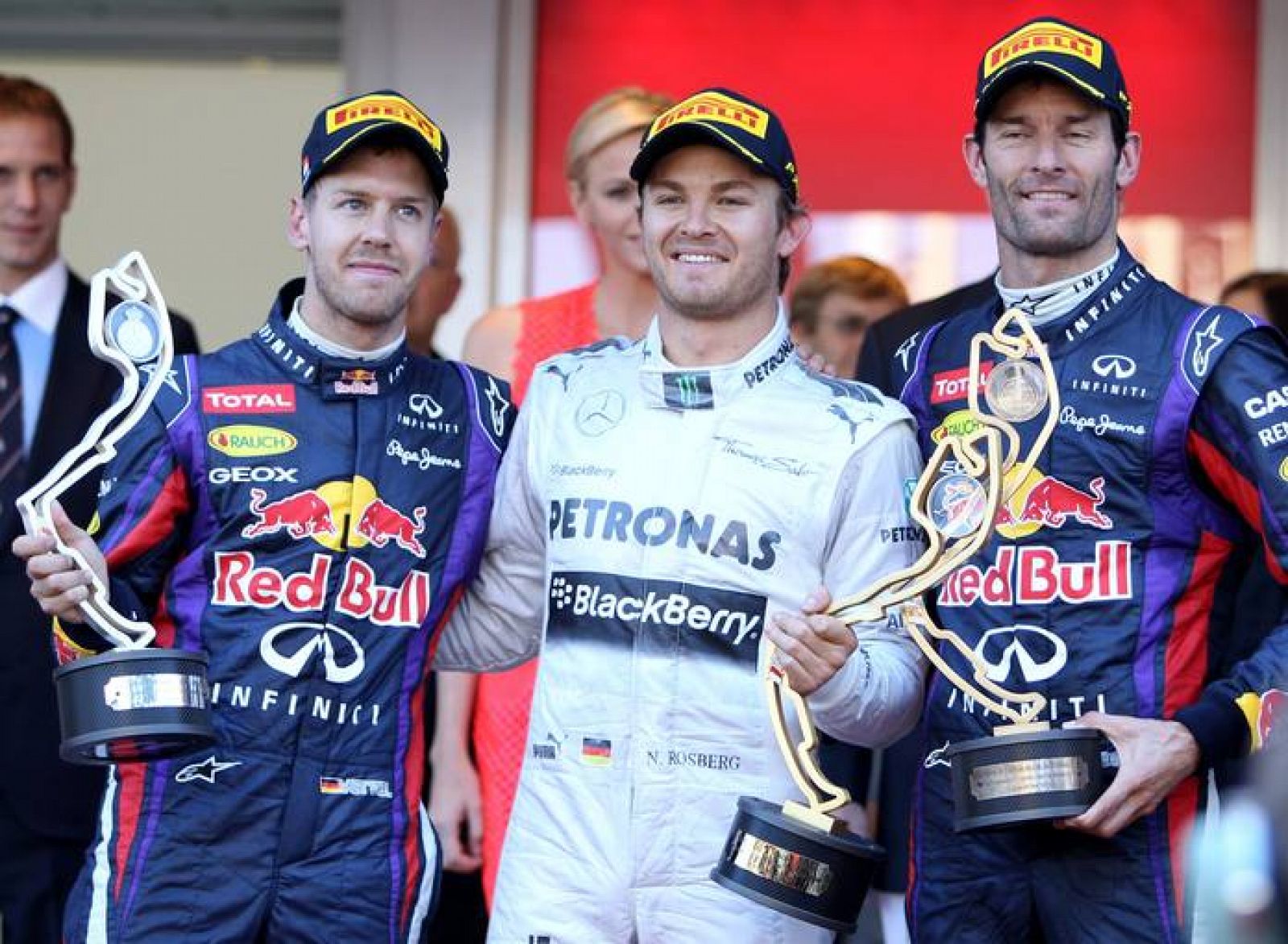Rosberg, en el centro, celebra su triunfo en el podio de Mónaco, junto a Vettel y Webber