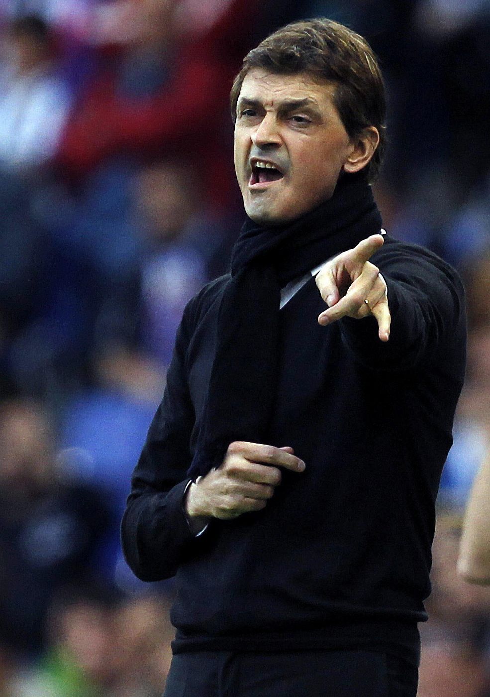 El entrenador del FC Barcelona, Tito Vilanova, da instrucciones a sus jugadores