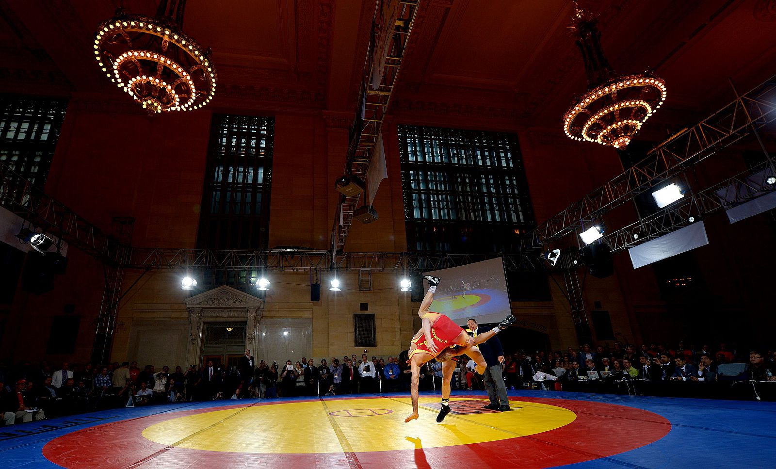 LUCHA LIBRE EN LA TERMINAL GRAND CENTRAL EN NUEVA YORK