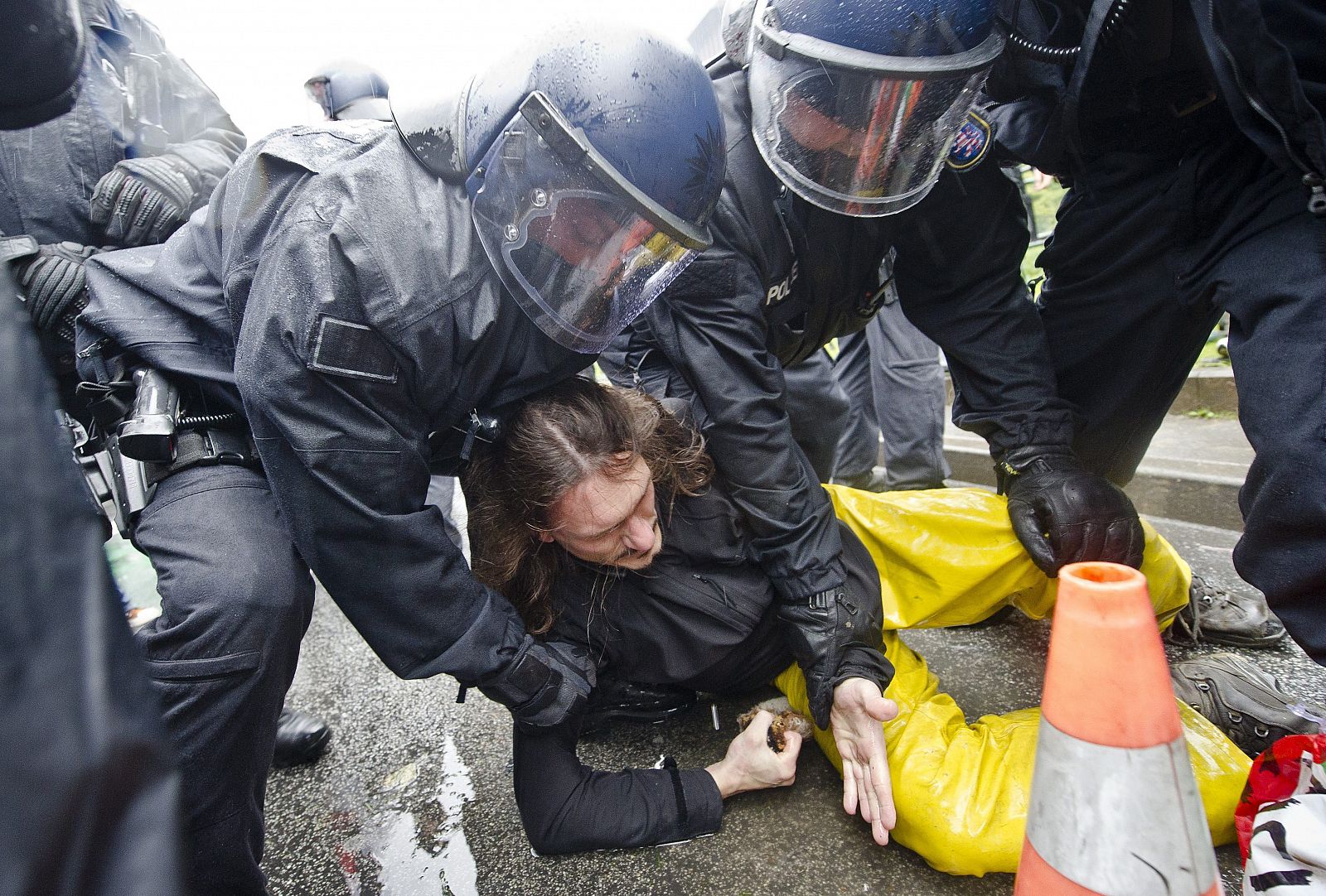 Agentes de policía forcejean con activistas del movimiento Blockupy